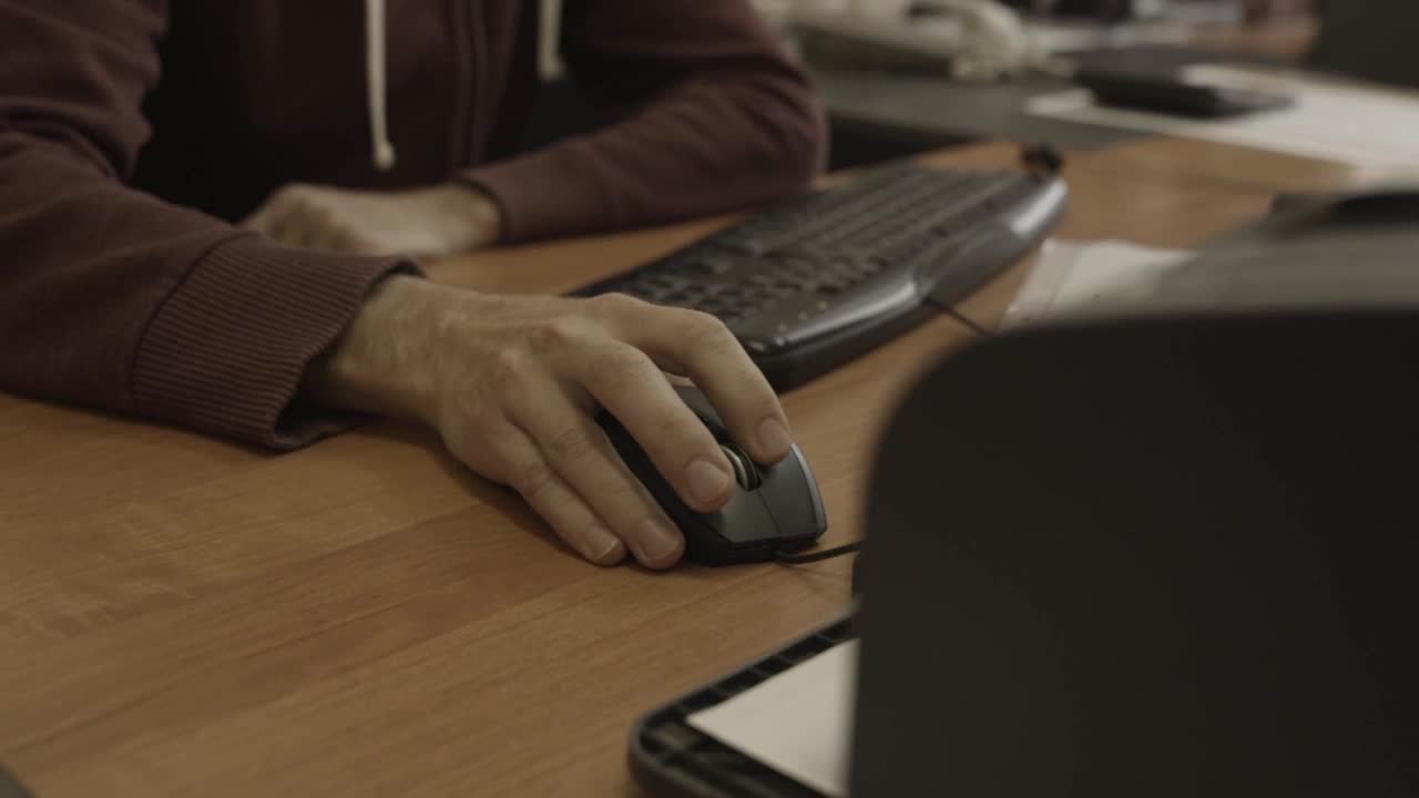   Stock Footage Using An Older Computer Mouse Live Wallpaper